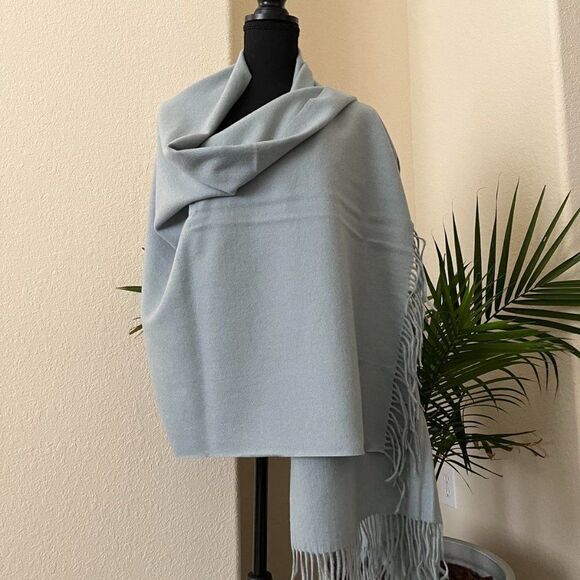 Blue Soft  warm scarf is a mixture of  polyester and viscose condition is new - Picture 3 of 8